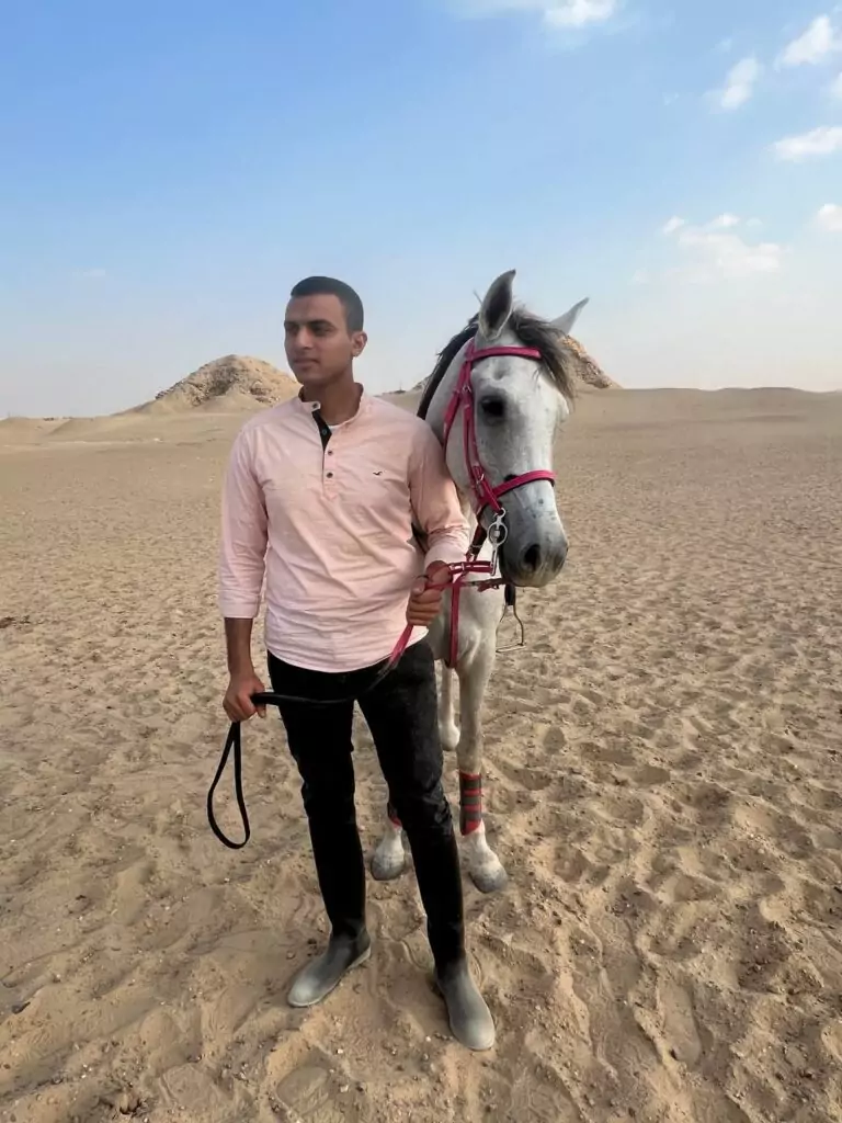 Guest with a white horse on the dunes of Saqqara